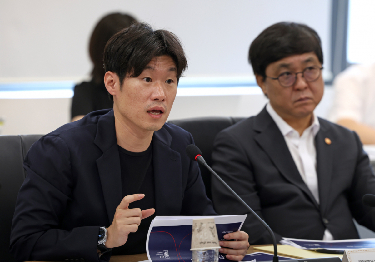 박지성 K-축구 혁신위원회 공동위원장이 27일 서울 종로구 국립현대미술관 서울관에서 열린 K-축구 혁신위원회 4차 회의에서 발언하고 있다. 오른쪽은 최휘영 문화체육관광부장관. /사진=문화체육관광부 제공