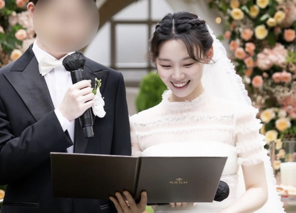 김수민 전 SBS 아나운서는 지난 2022년 결혼을 발표하면서 자녀에게 자신의 성을 물려주기로 남편ㄴ과 협의했다고 밝혔다. /사진=SNS 갈무리 