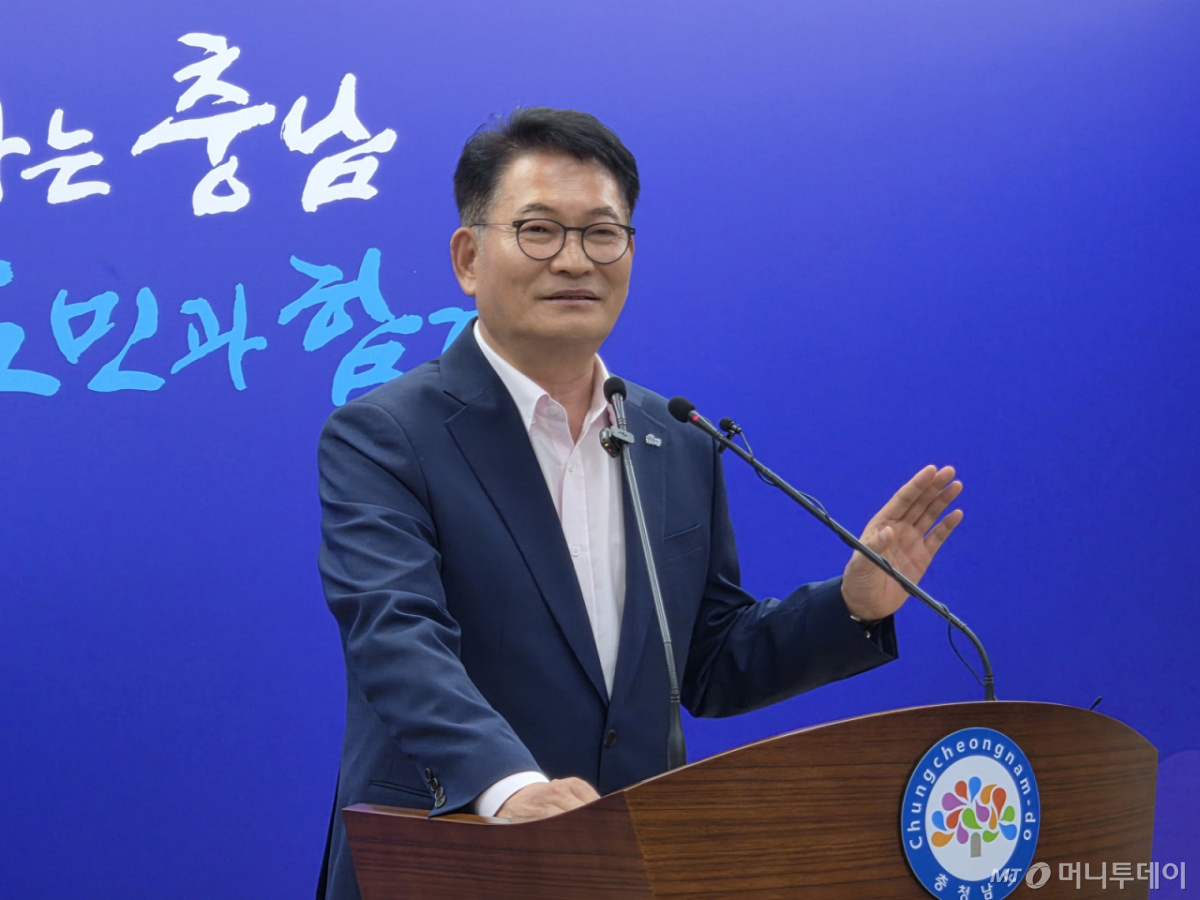 [홍성=뉴시스] 최영민 기자 = 더불어민주당 송영길 당대표 후보가 27일 오전 충남도청 브리핑실에서 기자회견을 하고 있다. 2026.07.27 ymchoi@newsis.com /사진=최영민