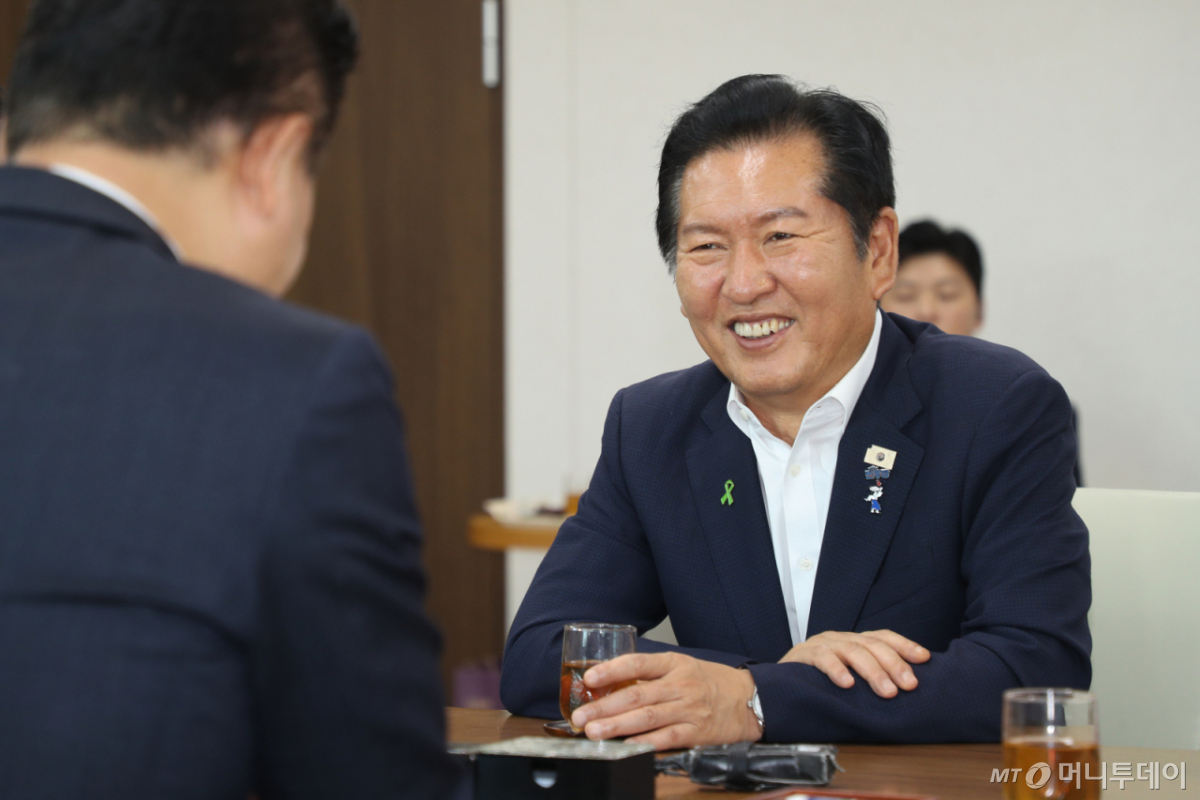 (청주=뉴스1) 김용빈 기자 = 정청래 더불어민주당 당대표 후보가 24일 오후 충북 청주시 충북도청을 찾아 신용한 지사와 면담하고 있다. 2026.7.24/뉴스1 Copyright © 뉴스1. All rights reserved. 무단 전재 및 재배포, AI학습 이용 금지. /사진=(청주=뉴스1) 김용빈 기자