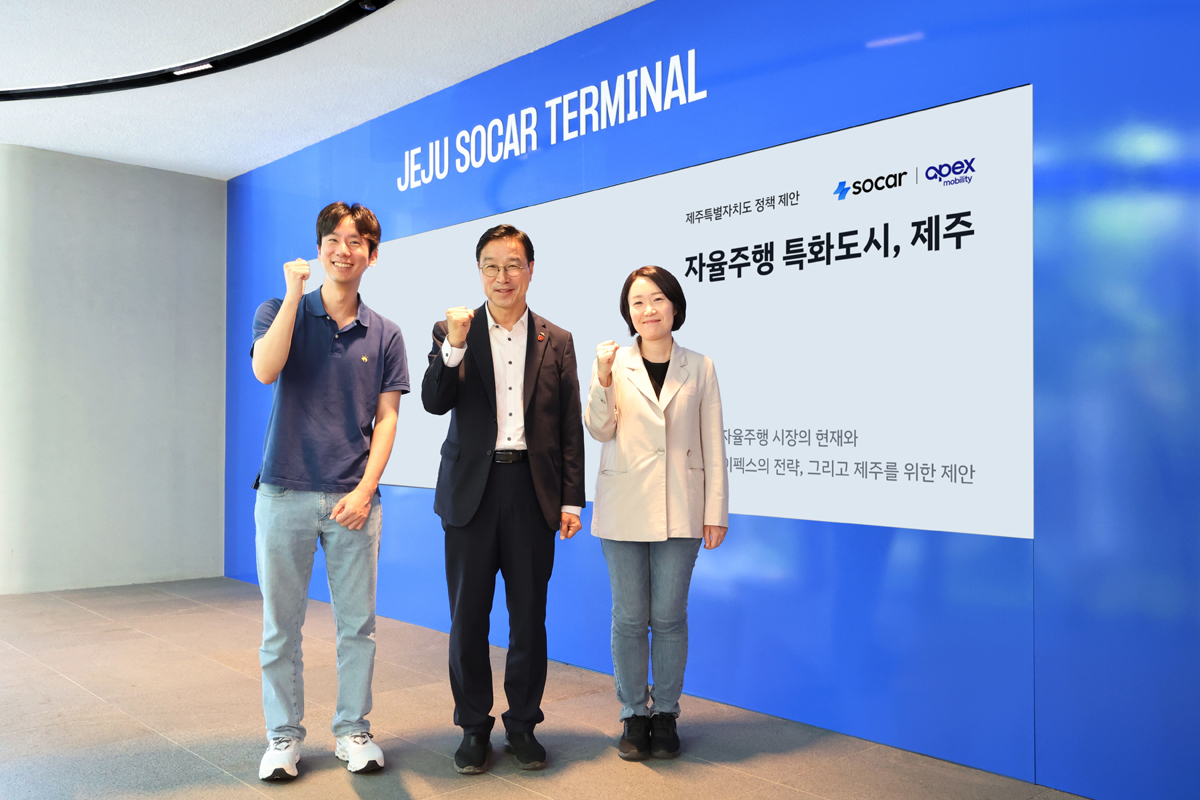 24일 오전 제주 쏘카터미널을 방문한 위성곤 제주특별자치도지사(가운데)와 이소영 의원(오른쪽)이 박재욱 쏘카 · 에이펙스 모빌리티 대표이사와 함께 기념 촬영을 하고 있다./사진제공=쏘카