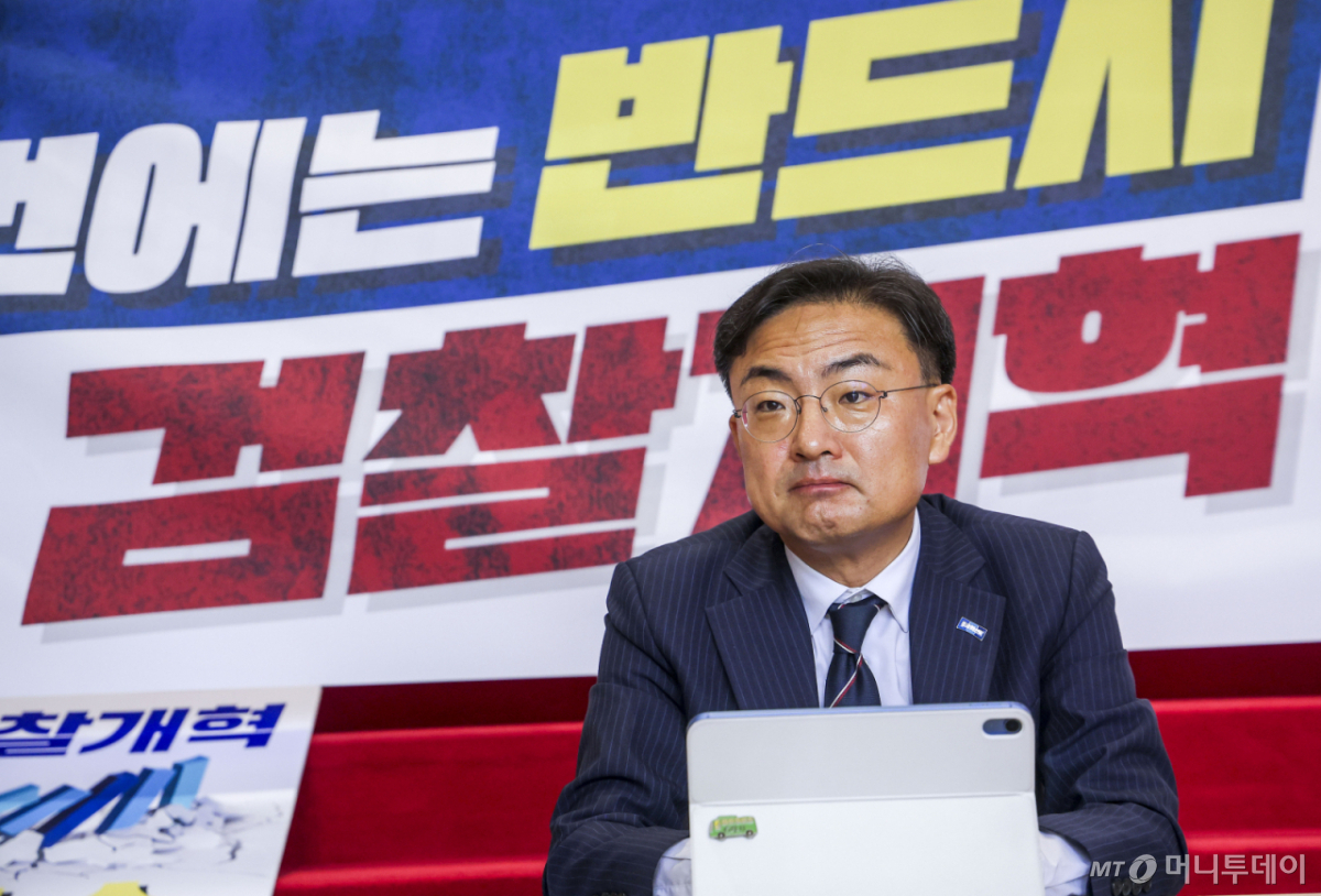 [서울=뉴시스] 정병혁 기자 = 신장식 조국혁신당 신임 당대표를 비롯한 당 지도부가 27일 서울 여의도 국회에 설치된 조국혁신당 검찰개혁완수 상황실에 앉아 있다. 2026.07.27/사진=정병혁