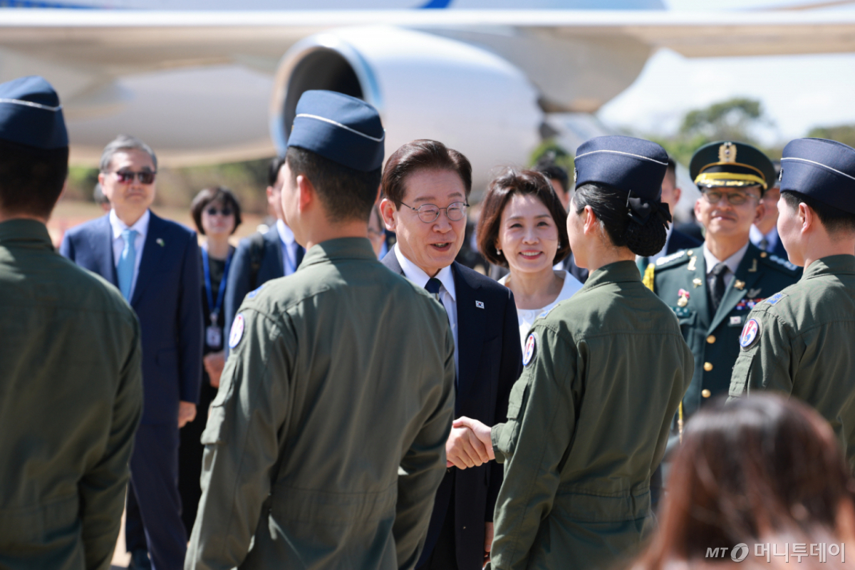 [브라질리아=뉴시스] 김진아 기자 = 이재명 대통령과 김혜경 여사가 26일(현지 시간) 브라질 브라질리아 공군기지에 도착해 C-390 수송기 관련 브라질 현지에서 교육받고 있는 우리 공군 조종사 및 정비사들을 격려하고 있다. 2026.07.27. bluesoda@newsis.com /사진=조성봉