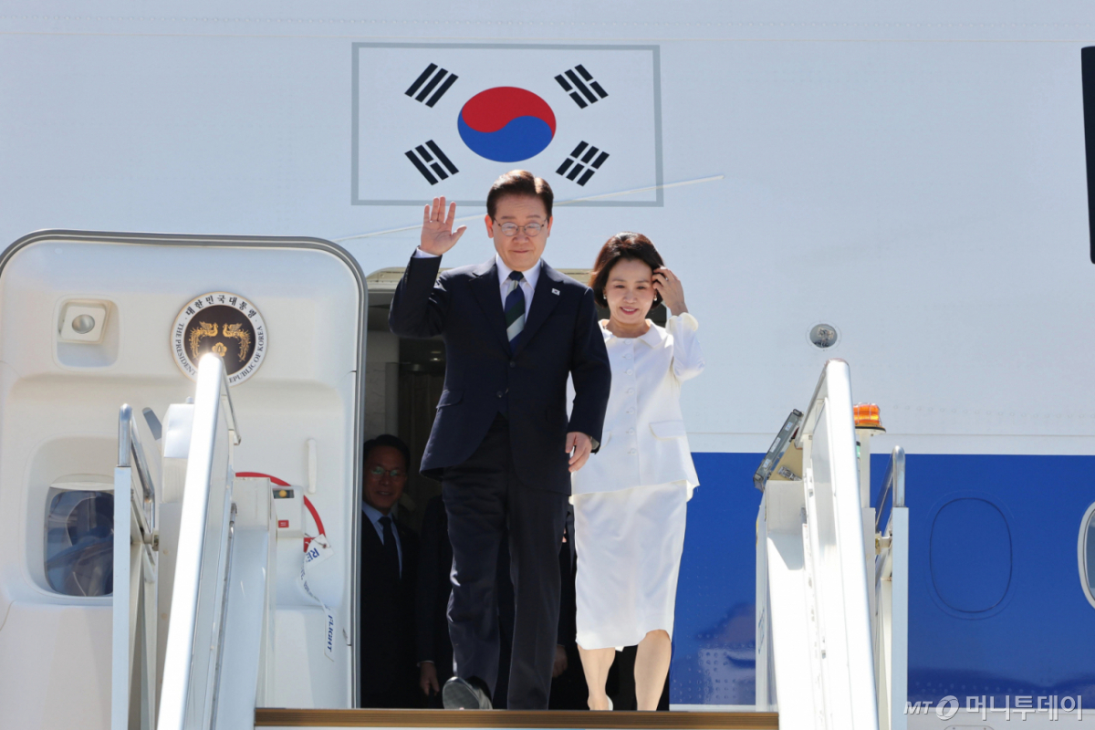 [브라질리아=뉴시스] 김진아 기자 = 브라질을 국빈 방문한 이재명 대통령과 김혜경 여사가 26일(현지 시간) 브라질 브라질리아 공군기지에 도착해 인사를 하고 있다. 2026.07.27. bluesoda@newsis.com /사진=조성봉