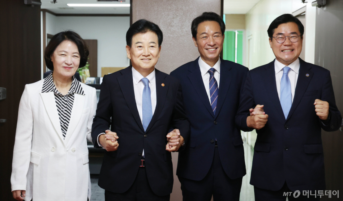 [서울=뉴시스] 조수정 기자 = 정동영 통일부 장관이 27일 오전 서울 종로구 정부서울청사에서 열린 제2차 접경지역 평화안전 연석회의에 접경지역 광역단체장들과 기념촬영하고 있다. 왼쪽부터 추미애 경기도지사, 정 장관, 우상호 강원특별도지사, 박찬대 인천광역시장. 2026.07.27. 