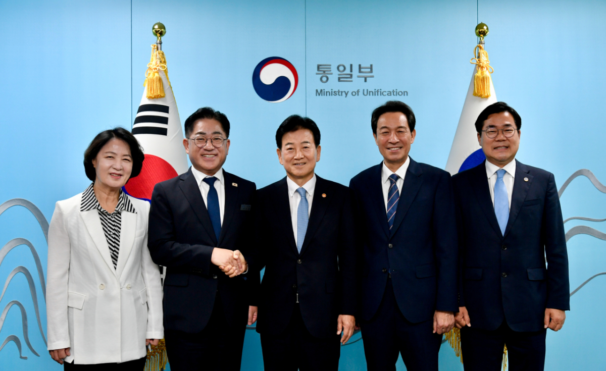 이기형 김포시장(왼쪽 2번째)이 통일부 장관 주재 회의에 참석해 김포 대곶환경재생혁신복합단지 일원의 평화경제특구 추가 지정과 접경지역 현안에 대한 정부 지원을 공식 건의한 뒤 기념 촬영하고 있다. /사진제공=김포시