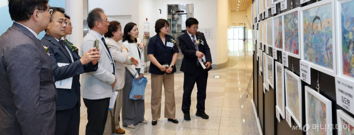24일 '50년 후의 바다상상하기 그림공모전' 시상식이 열린 부산 국립해양박물관 대강당 앞에 마련된 공모전 수상작 전시관에서 내빈들이 작품들을 둘러보고 있다.  /사진=김창현 기자 chmt@