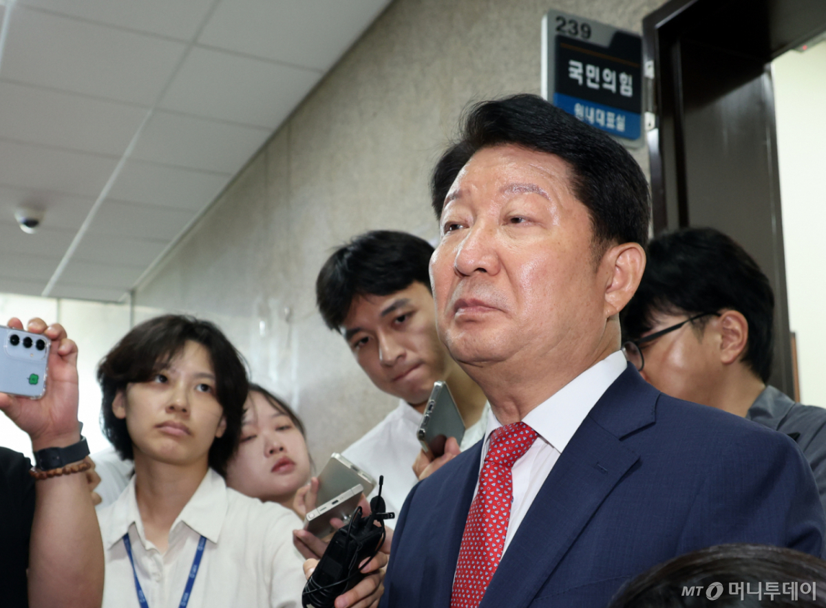 [서울=뉴시스] 최진석 기자 = 멱살 항의 소동 권영진 국민의힘 의원이 27일 여의도 국회에서 정점식 원내대표와 면담 후 발언하고 있다. 2026.07.27. myjs@newsis.com /사진=최진석