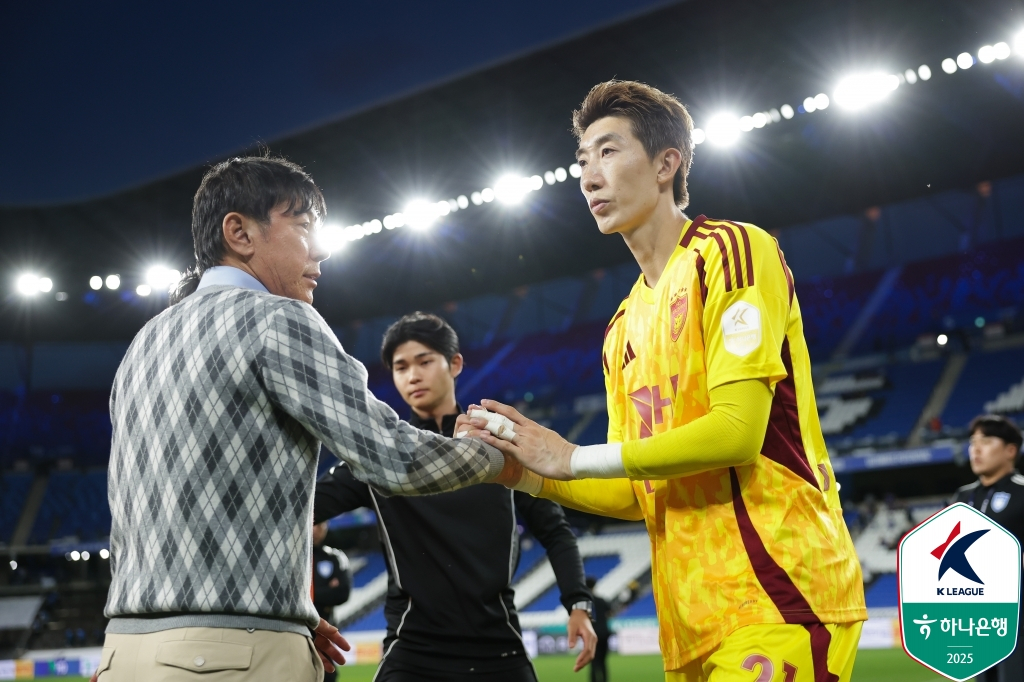 울산 HD 시절 신태용(왼쪽) 감독. /사진=한국프로축구연맹 제공