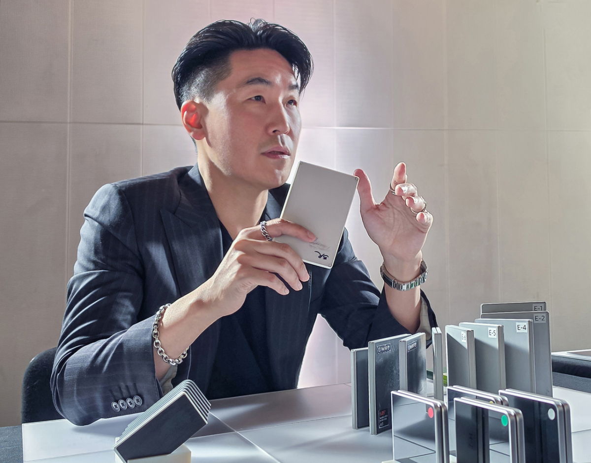 23일(현지시간) 영국 런던에서 열린 갤럭시 디자인 브리핑에서 삼성전자 MX사업부 디자인팀장 이일환 부사장이 이번 신제품 갤럭시 폴드8의 최종 모형을 들고 디자인 과정에 대해 소개하고 있다. 그의 앞에 있는 모형들이 이번 폴드 8 출시 후보들. 사이즈가 조금씩 다 다르다. /사진제공=삼성전자