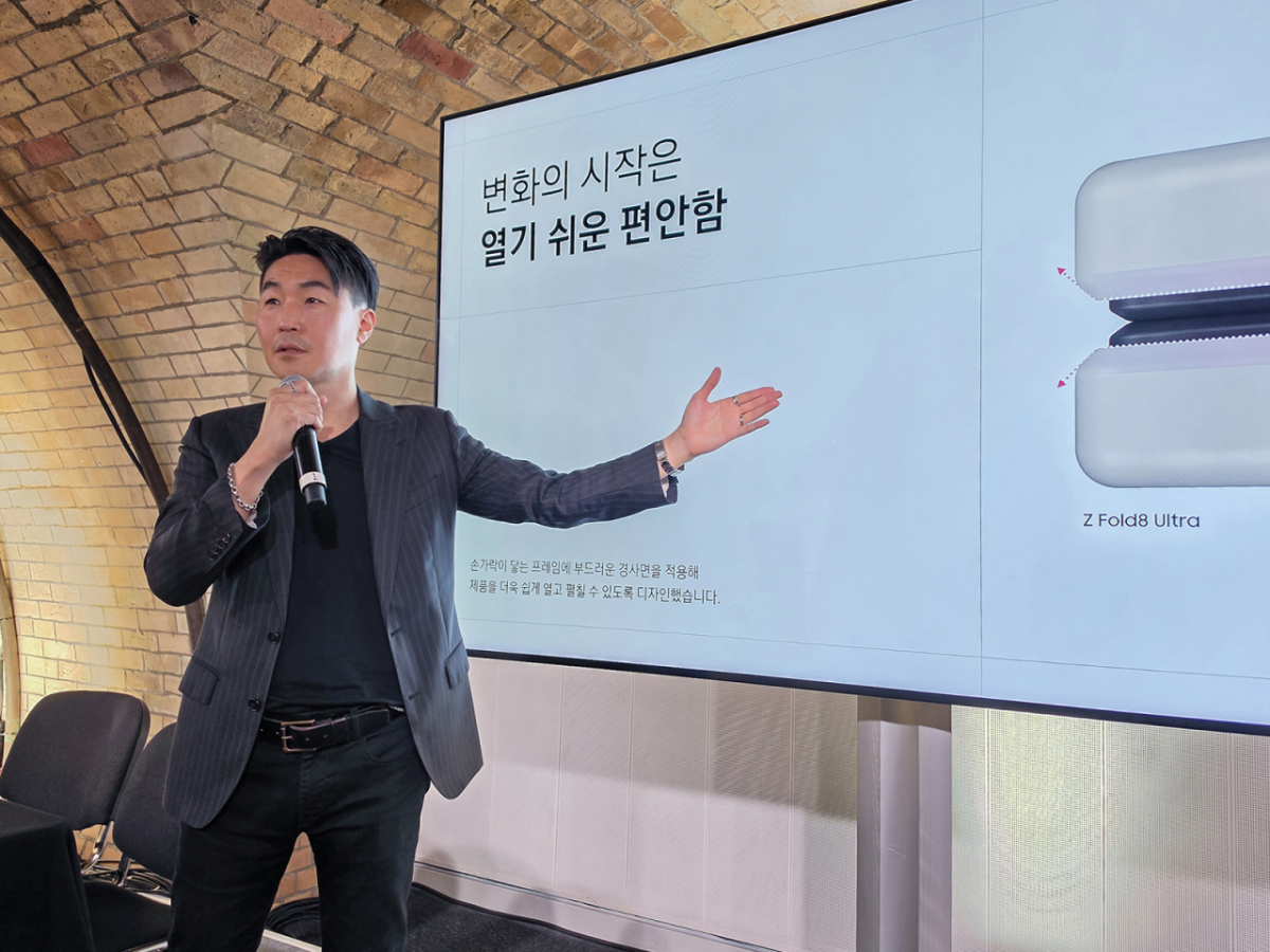 23일(현지시간) 영국 런던에서 열린 갤럭시 디자인 브리핑에서 삼성전자 MX사업부 디자인팀장 이일환 부사장이 갤럭시 디자인의 핵심 가치와 8세대 갤럭시 폴더블 제품과 갤럭시 워치9의 디자인에 대해 소개하면서 Z폴드8 울트라에서 개폐가 쉽도록 경사각을 넓힌 것을 설명하고 있다. /사진제공=삼성전자