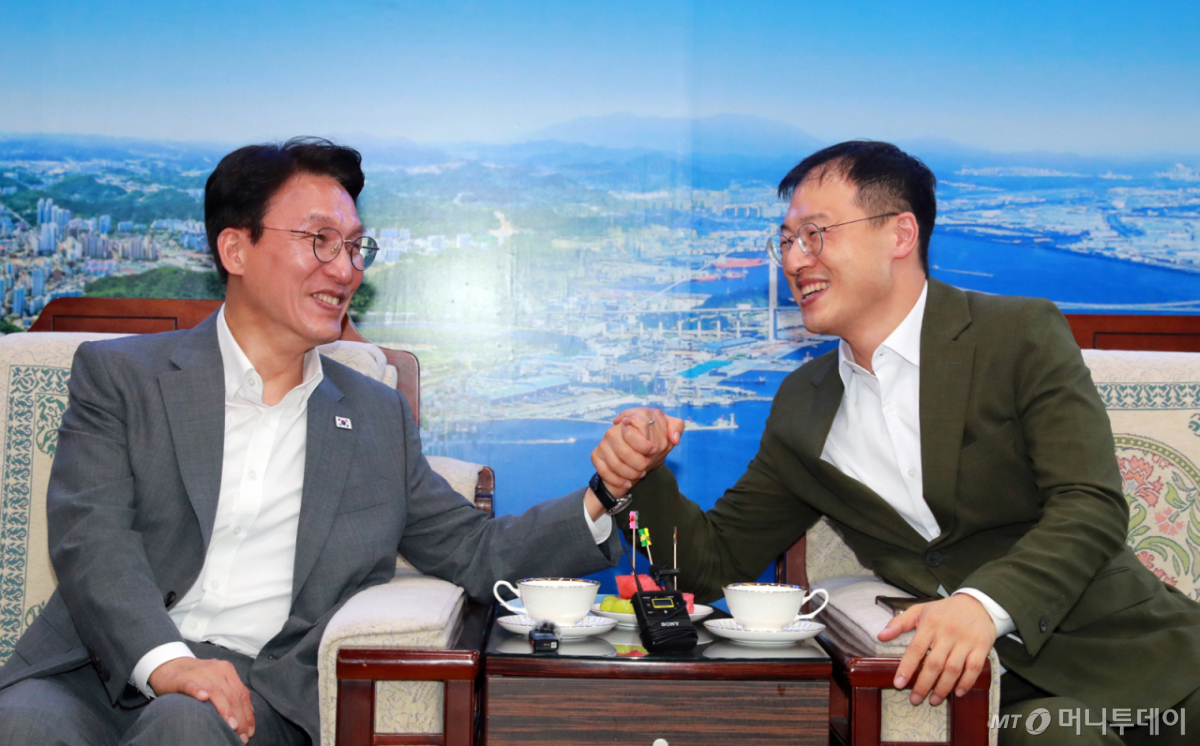 김민석 더불어민주당 당 대표 후보가 27일 울산시청을 방문해 김상욱 시장과 환담을 나누고 있다./사진=뉴시스