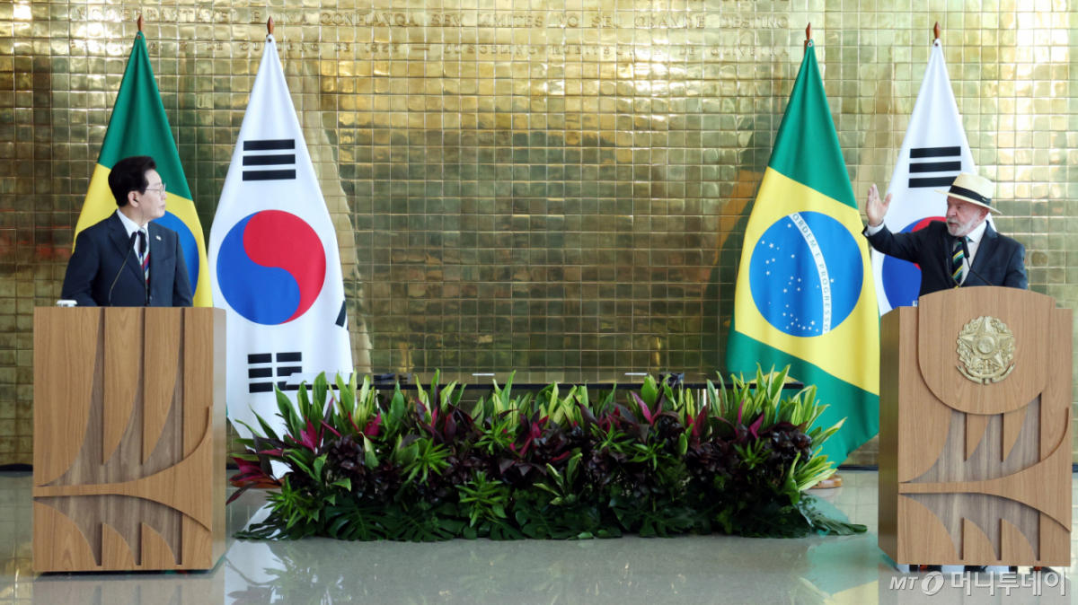 [브라질리아=뉴시스] 김진아 기자 = 이재명 대통령과 루이스 이나시우 룰라 다 시우바 브라질 대통령이 27일(현지 시간) 브라질 브라질리아 대통령관저에서 공동언론발표를 하고 있다. 2026.07.28. bluesoda@newsis.com /사진=조성봉