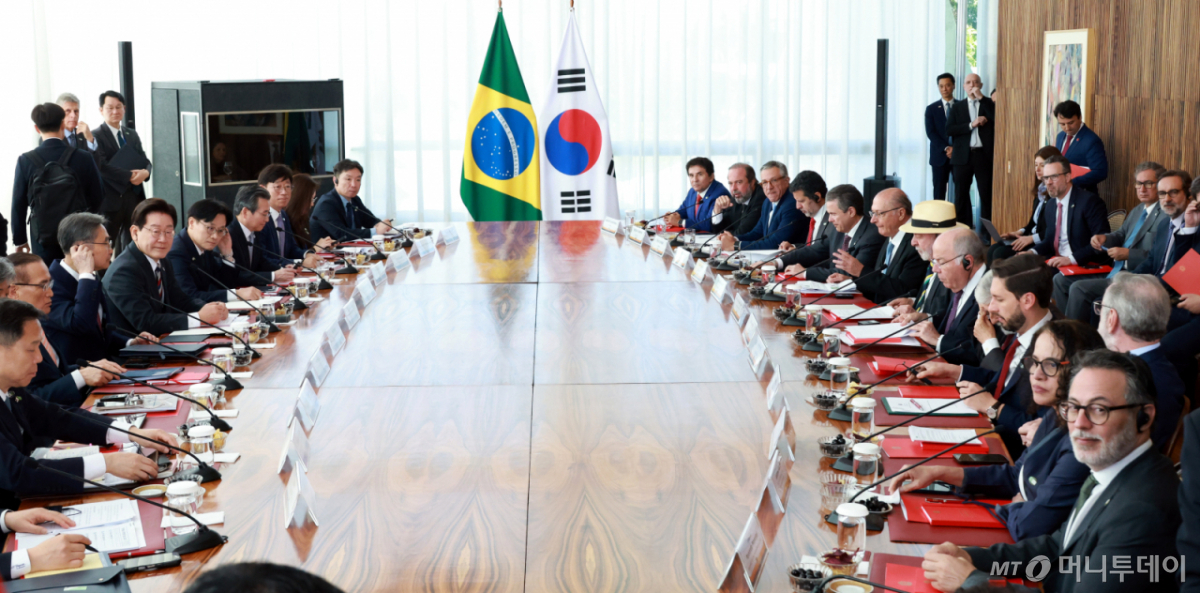 [브라질리아=뉴시스] 김진아 기자 = 이재명 대통령과 루이스 이나시우 룰라 다 시우바 브라질 대통령이 27일(현지 시간) 브라질 브라질리아 대통령관저에서 한-브라질 확대회담을 하고 있다. 2026.07.27. bluesoda@newsis.com /사진=