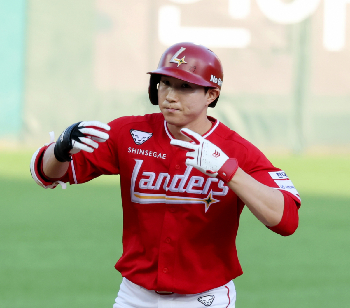 SSG 랜더스 박성한이 7월 24일 인천 SSG랜더스필드에서 열린 NC 다이노스와 2026 신한 SOL KBO리그 홈경기에서 1회말 2루타로 출루해 세리머니를 하고 있다. /사진=강영조 선임기자