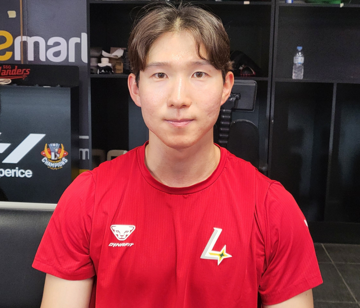 SSG 랜더스 박성한이 7월 25일 인천 SSG랜더스필드에서 열린 NC 다이노스와 2026 신한 SOL KBO리그 홈경기에서 승리를 이끄는 활약을 펼치고 취재진과 인터뷰를 하고 있다. /사진=강영조 선임기자