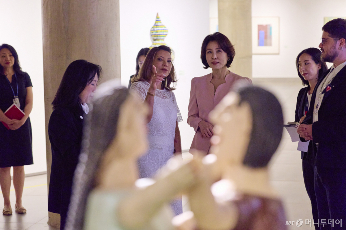 [브라질리아=뉴시스] 김진아 기자 = 김혜경 여사가 27일(현지 시간) 브라질리아 연방회계법원 미술갤러리에서 호잔젤라 다 시우바 여사와 예술작품을 감상하고 있다. (공동취재) 2026.07.28. bluesoda@newsis.com /사진=조성봉
