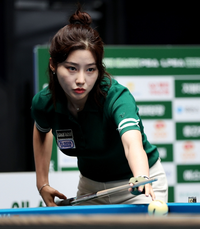 조예은이 27일 경기도 고양시 '고양 킨텍스 PBA 스타디움'에서 열린 프로당구 2026-2027시즌 3차 투어 '친환경 건축자재 에스와이 PBA-LPBA 챔피언십' LPBA 64강에서 스롱 피아비를 상대로 경기를 치르고 있다. /사진=PBA 투어 제공