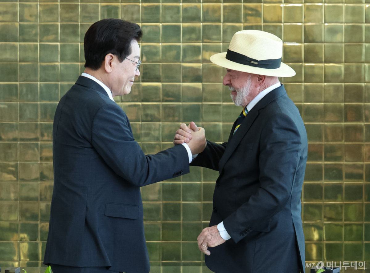 (브라질리아=뉴스1) 허경 기자 = 이재명 대통령과 루이스 이나시우 룰라 다 시우바 브라질 대통령이 27일(현지시간) 브라질 대통령관저에서 공동언론발표를 마친 후 인사하고 있다. 2026.7.28/뉴스1  Copyright © 뉴스1. All rights reserved. 무단 전재 및 재배포,  AI학습 이용 금지. /사진=(브라질리아=뉴스1) 허경 기자