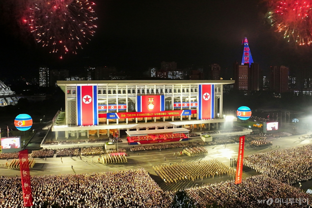 (평양 노동신문=뉴스1) = 북한 노동당 기관지 노동신문은 28일 "전승 73돌 경축 조국해방전쟁 시기 상징종대들의 기념행진 의식이 27일 저녁 수도 평양에서 진행됐다"라고 보도했다. 한국전쟁 당시 북한군 참전부대를 재현했지만, 신형 대륙간탄도미사일(ICBM)을 비롯한 첨단 전략무기는 등장하지 않았다.    [국내에서만 사용가능. 재배포 금지. DB 금지. For Use Only in the Republic of Korea. Redistribution Prohibited]  rodongphoto@news1.kr  Copyright © 뉴스1. All rights reserved. 무단 전재 및 재배포,  AI학습 이용 금지. 