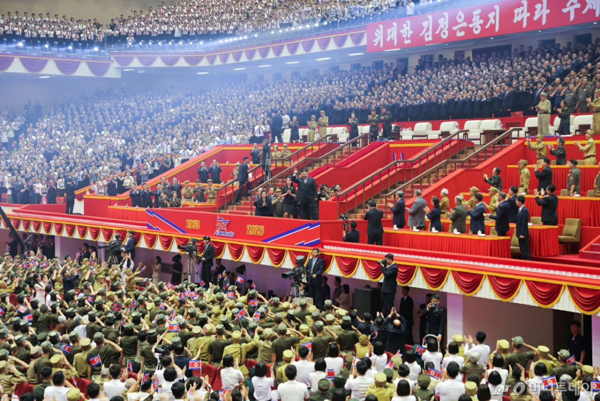 (평양 노동신문=뉴스1) = 북한 노동당 기관지 노동신문은 28일 김정은 노동당 총비서가 전날 평양에서 열린 조국해방전쟁(한국전쟁) 승리 73주년 기념공연을 전쟁노병·전시공로자들과 함께 관람했다고 보도했다.    [국내에서만 사용가능. 재배포 금지. DB 금지. For Use Only in the Republic of Korea. Redistribution Prohibited]  rodongphoto@news1.kr  Copyright © 뉴스1. All rights reserved. 무단 전재 및 재배포,  AI학습 이용 금지. 