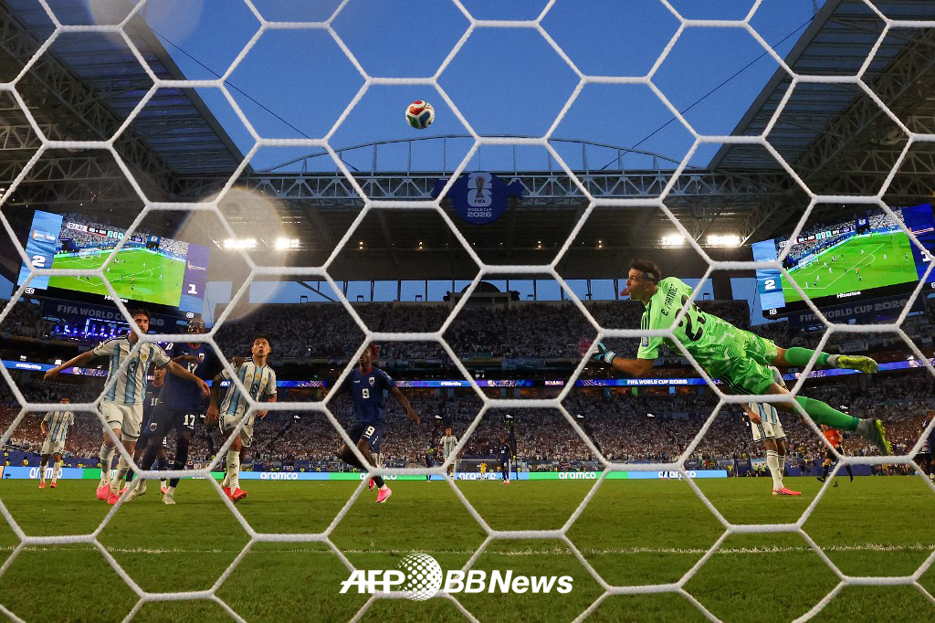 카보 베르데 축구 대표팀 풀백 시드니 로페스 카브랄이 지난 4일 미국 마이애미 스타디움에서 열린 2026 국제축구연맹(FIFA) 북중미 월드컵 32강 아르헨티나전에서 연장전 동점을 터뜨리는 순간. /AFPBBNews=뉴스1
