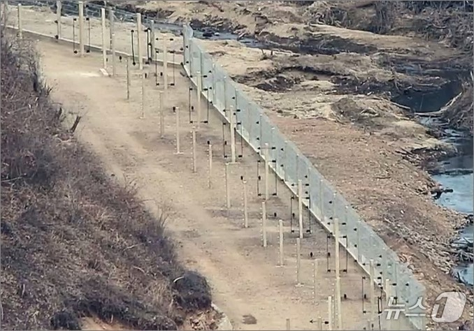 북한군이 남북 접경지 일대의 '국경선화'(남북 단절 조치) 작업의 일환에서 전기절책을 군사분계선 일대에 설치하는 모습. /사진=뉴스1