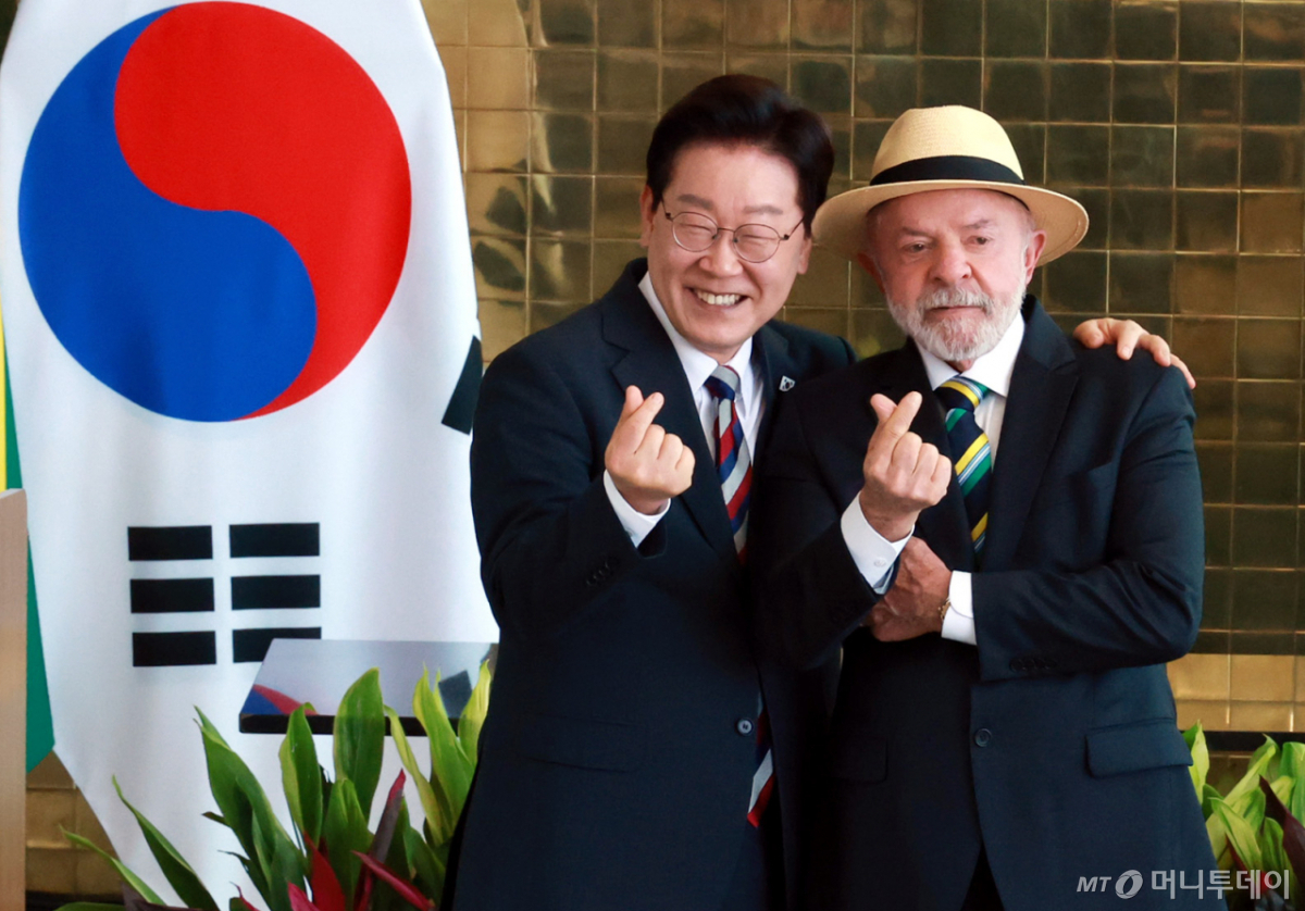 [브라질리아=뉴시스] 김진아 기자 = 이재명 대통령과 루이스 이나시우 룰라 다 시우바 브라질 대통령이 27일(현지 시간) 브라질 브라질리아 대통령관저에서 공동언론발표를 마치고 기념촬영을 하고 있다. 2026.07.28. bluesoda@newsis.com /사진=