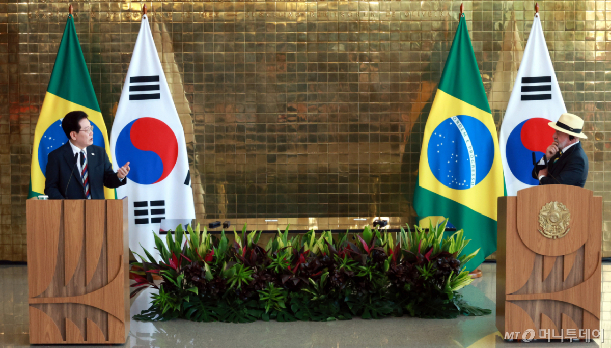 [브라질리아=뉴시스] 김진아 기자 = 이재명 대통령과 루이스 이나시우 룰라 다 시우바 브라질 대통령이 27일(현지 시간) 브라질 브라질리아 대통령관저에서 공동언론발표를 하고 있다. 2026.07.28. bluesoda@newsis.com /사진=