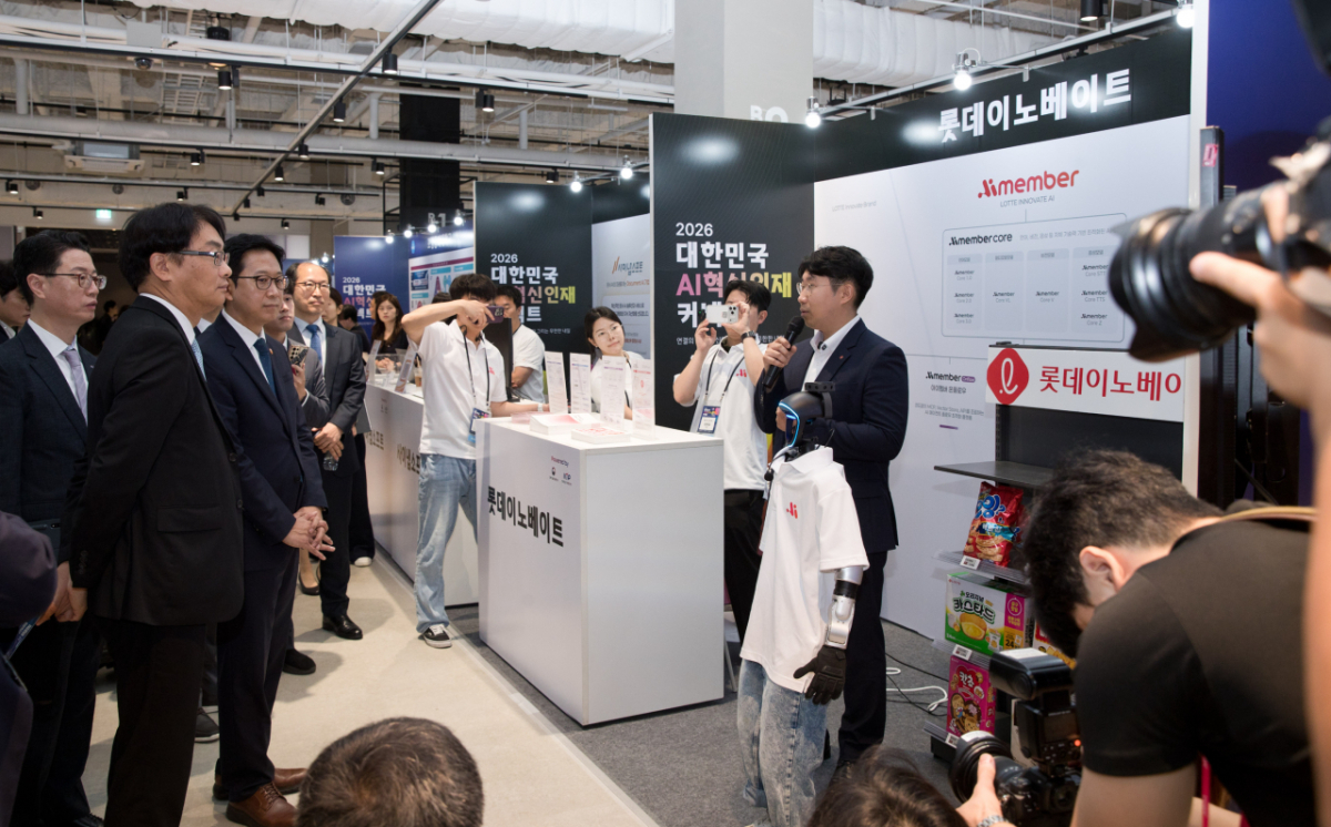 배경훈 부총리 겸 과학기술정보통신부 장관이 29일 오전 서울 강남구 코엑스 더플라츠에서 열린 '2026 대한민국 AI 혁신인재 커넥트' 에 참석해 롯데이노베이트 전시부스 설명을 듣고 있다./사진제공=과기정통부