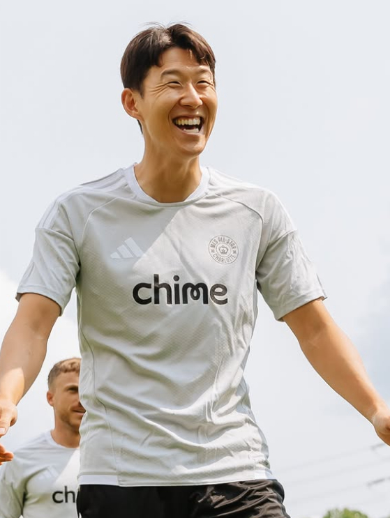 손흥민이 미국 메이저리그사커(MLS) 올스타 훈련에서 활짝 웃고 있다. /사진=LAFC 공식 사회관계망서비스(SNS)