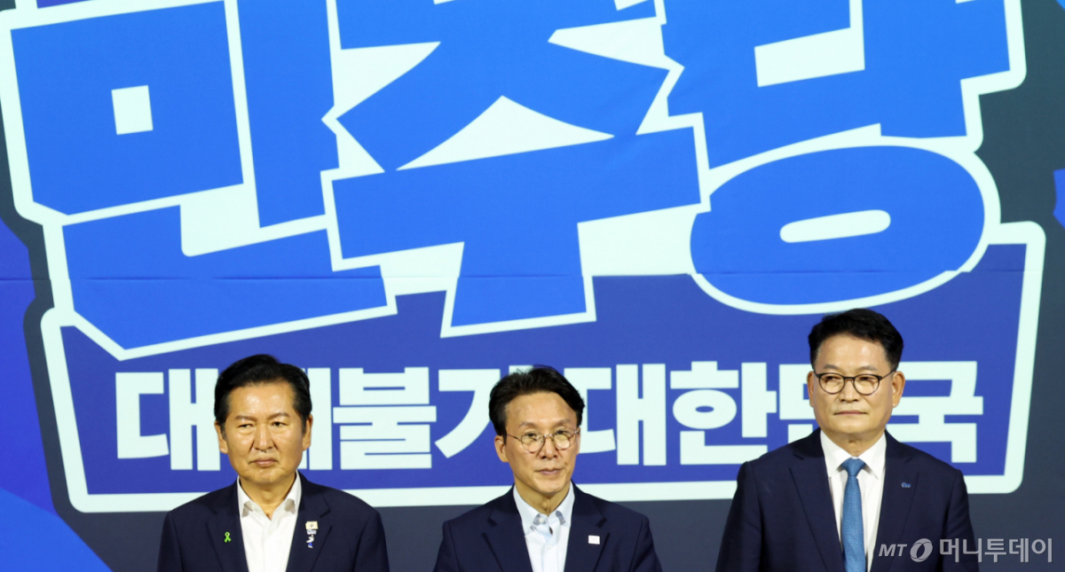 더불어민주당 8·17 전당대회 대표 경선에 진출한 정청래(왼쪽부터), 김민석, 송영길 후보가 23일 여의도 국회의원회관에서 열린 당대표·최고위원 선출을 위한 예비경선 결과발표에 참석해 있다./사진=뉴시스