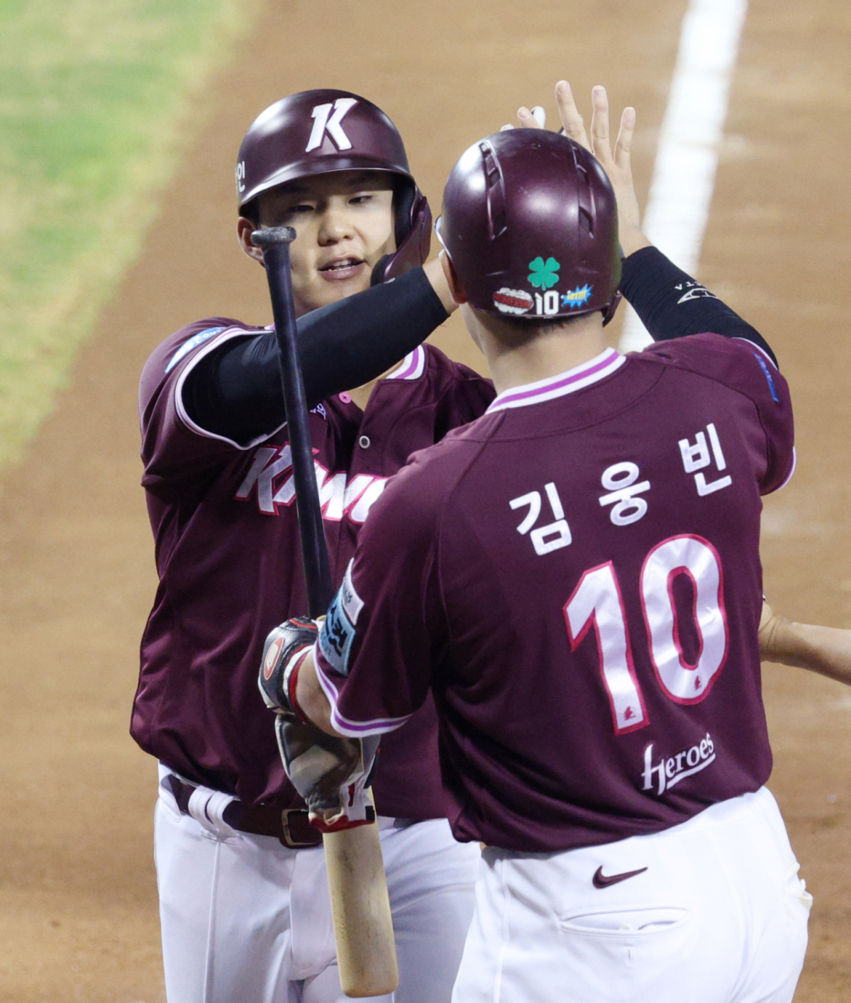 2026 신한 SOL KBO리그 LG 트윈스 대 키움 히어로즈 경기가 28일 서울 잠실야구장에서 열렸다.  키움 박찬혁이 7회초 1사 1루에서 LG 선발 톨허스트를 상대로 동점 2점 홈런을 날리고 홈인하고 있다. /사진=김진경 대기자