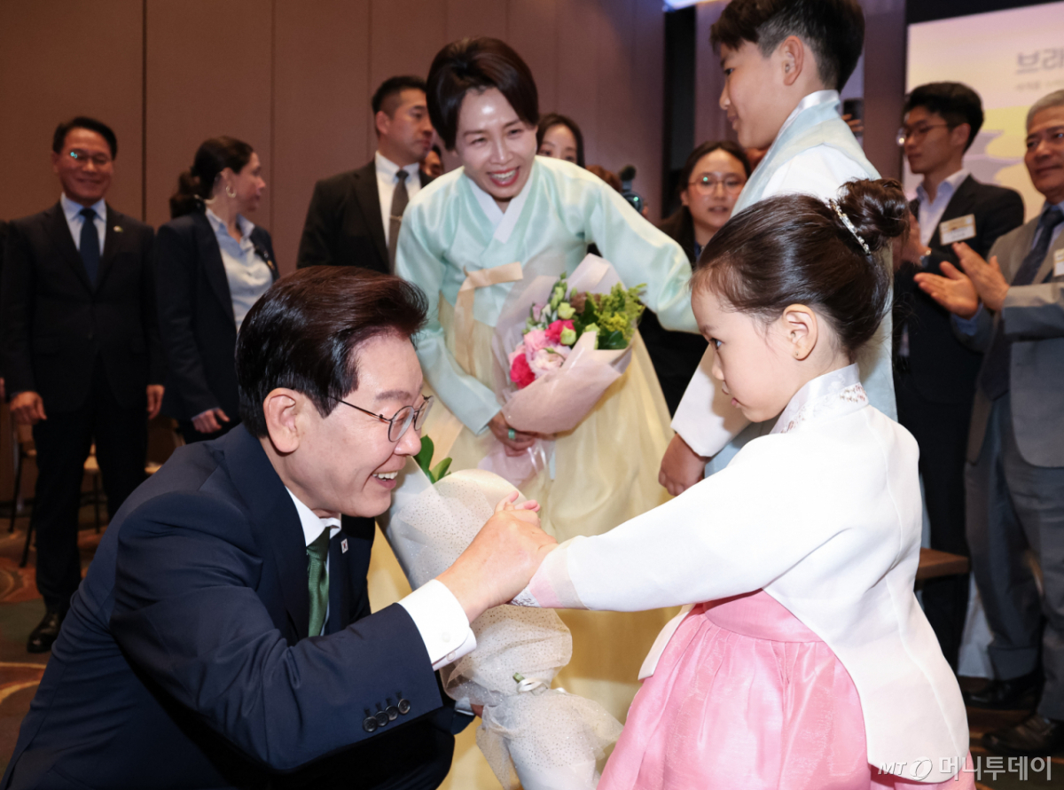 (상파울루(브라질)=뉴스1) 허경 기자 = 이재명 대통령과 김혜경 여사가 28일(현지시간) 브라질 상파울루 한 호텔에서 열린 동포 오찬간담회에서 화동들에게 꽃다발을 전달 받고 있다. 2026.7.29/뉴스1  Copyright © 뉴스1. All rights reserved. 무단 전재 및 재배포,  AI학습 이용 금지. /사진=(상파울루(브라질)=뉴스1) 허경 기자