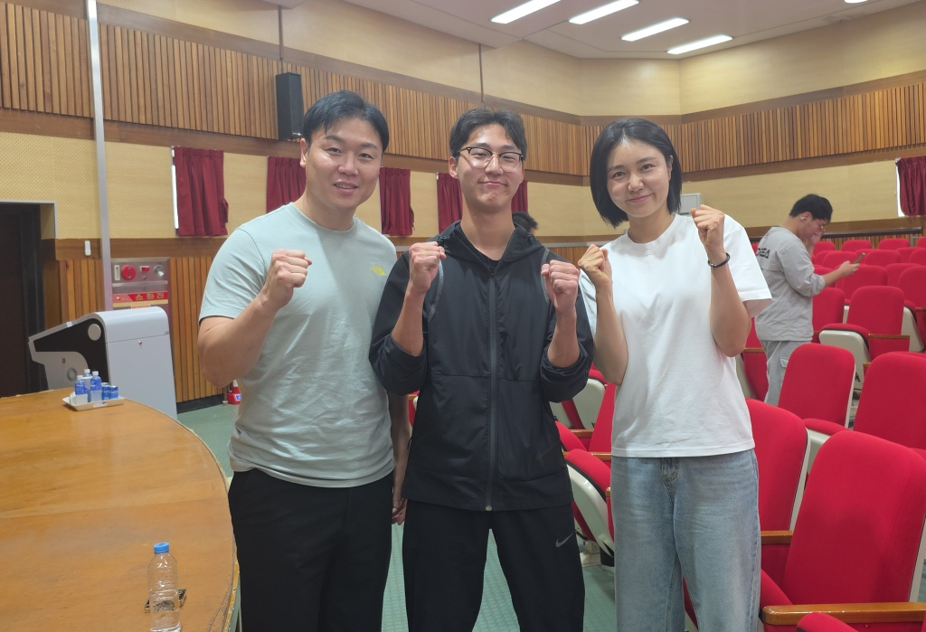 (왼쪽부터) 원윤종 IOC 위원, 경남체고 2학년 김동건 학생, 최인정 올림픽 메달리스트. /사진=김우종 기자