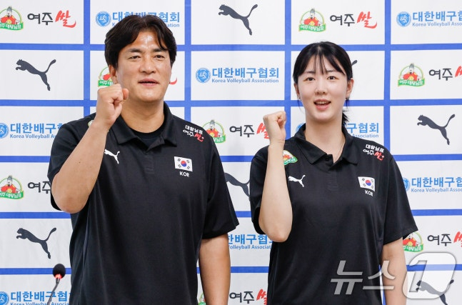 차상현(왼쪽) 여자배구 대표팀과 주장 강소휘. /사진=뉴스1