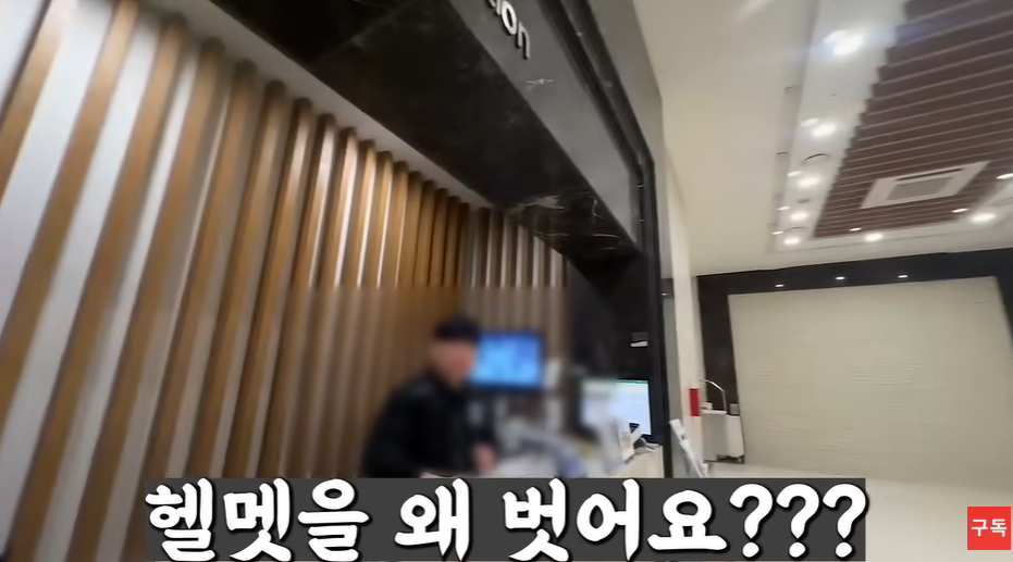 부산에서 배달기사로 일하고 있는 A씨가 자신의 유튜브 채널 '해운대주민'에 올린 영상. 이 영상에선 배달을 하기 위해선 개인정보를 제공해야한다고 요구해 거부했다는 내용이 다뤄졌다. /사진=유튜브 채널 '해운대주민' 화면 갈무리.