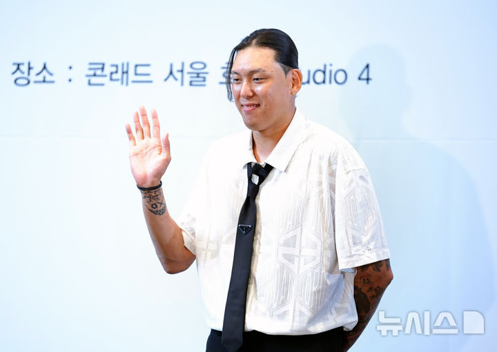 최준용이 29일 오전 11시 서울 여의도의 콘래드 서울 호텔 스튜디오4에서 진행된 기자회견을 마친 뒤 손인사 포즈를 취하고 있다. /사진=뉴시스