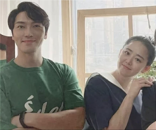 뒤늦게 결혼 사실이 알려진 배우 정평과 문근영 /사진=정평 인스타그램
