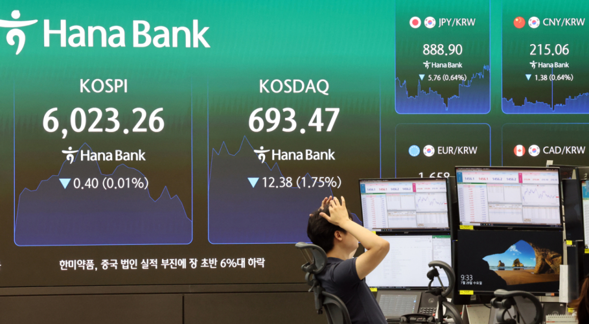 [서울=뉴시스] 김금보 기자 = 29일 오전 서울 중구 하나은행 딜링룸 전광판에 700선 아래로 내려간 코스닥지수가 표시되고 있다. 2026.07.29. kgb@newsis.com /사진=김금보