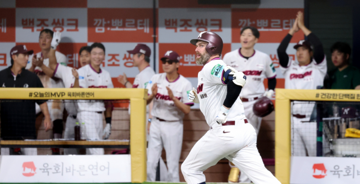 키움 3번타자 데이비슨이 21일 고척스카이돔에서 열리는 '2026 SOL KBO리그 키움히어로즈와 삼성라이온즈 경기 5회말 호투를 펼치던 최원태를 상대로 좌월2점홈런을 터트린 후 홈인하고 있다.  2026.07.21 /사진=강영조 선임기자