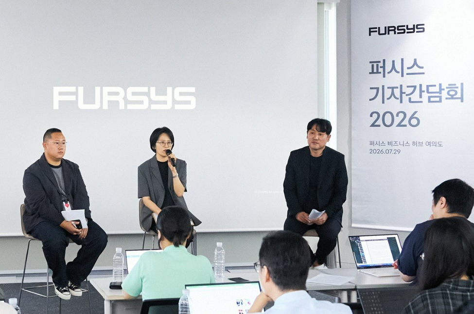 2026 퍼시스 기자간담회 현장 사진. 왼쪽부터 오문용 퍼시스 사업전략팀장, 박정희 퍼시스 대표이사, 함철우 퍼시스 부사장. /사진제공=퍼시스