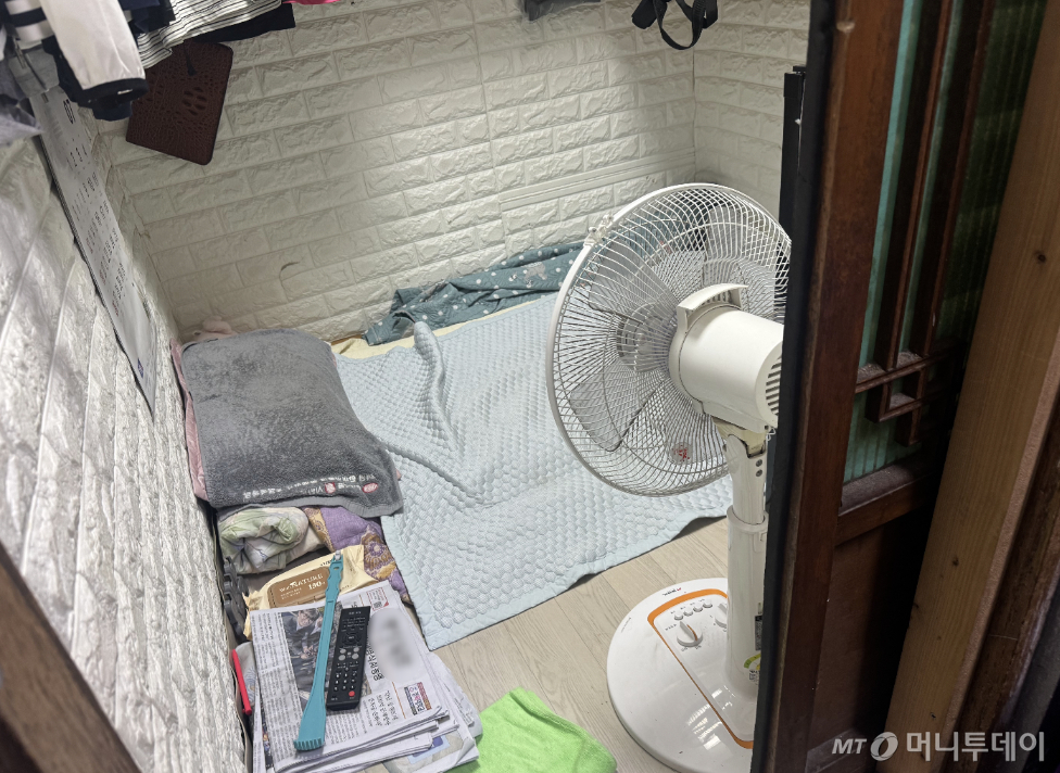 28일 오후 서울 종로구 돈의동 쪽방촌 거주민의 방 내부에 선풍기 한 대가 놓인 모습. 방 안은 잠깐 서 있어도 땀이 흐를 정도로 후텁지근했다./사진=조유진 기자.