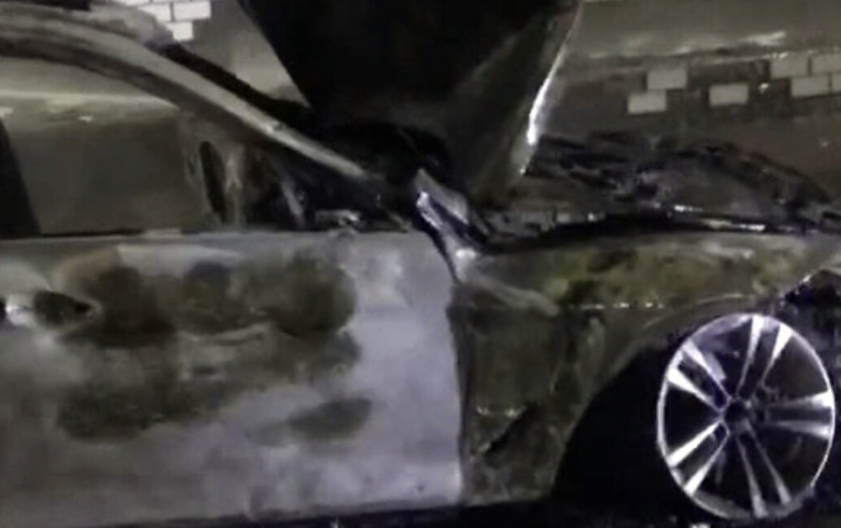 8년 전 오늘 인천김포고속도로 내 북항터널에서 달리던 BMW 차량에 불이 붙었다. 위 사진은 불이 난 BMW 차량/사진=뉴스1