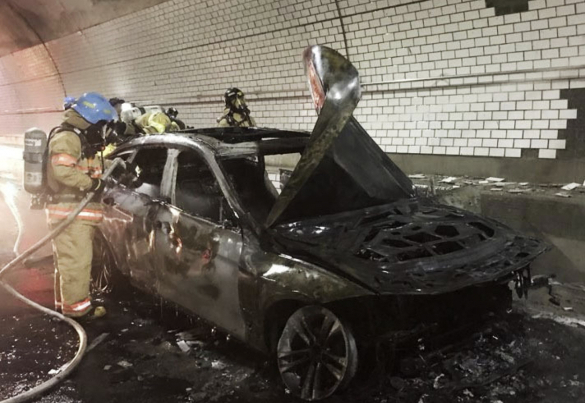 8년 전 오늘 인천김포고속도로 내 북항터널에서 달리던 BMW 차량에 불이 붙었다. 위 사진은 불이 난 BMW 차량. 소방대원들이 화재를 진압하고 있다/사진=뉴스1