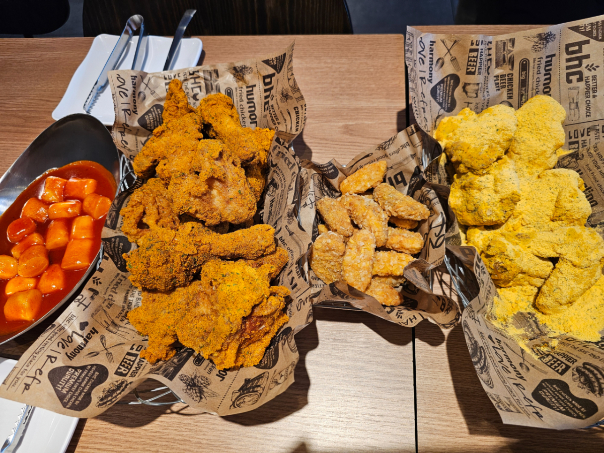 왼쪽부터 가래떡 떡볶이, 커링클, 콰삭감자, 뿌리클/사진=bhc