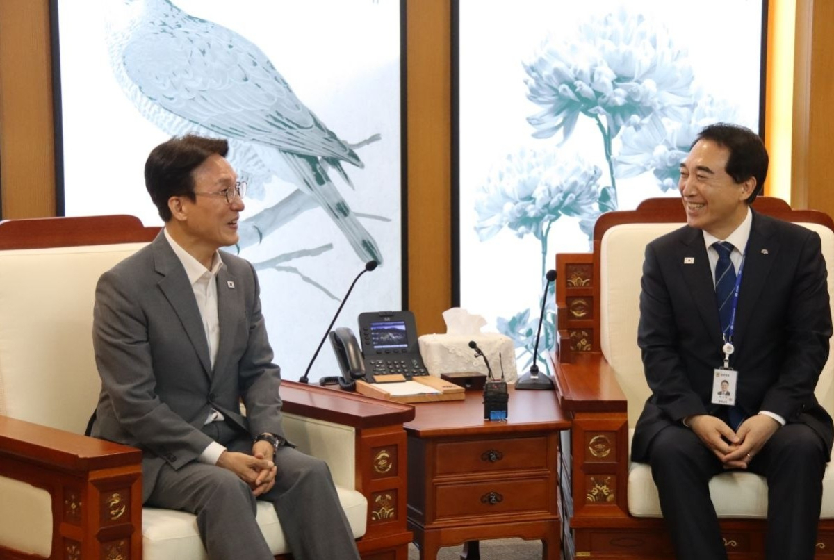 충남도청을 방문한 김민석 당대표 후보가 박수현 충남도지사를 만나고 있다. /사진=김민석 캠프 보도자료 
