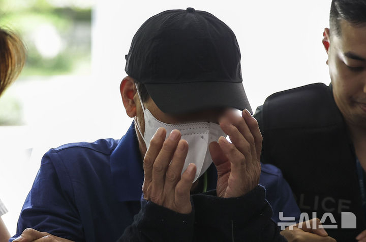 2024년 8월2일 새벽 서울 도심 한복판. 시민들이 오가기 전 거리를 정리하던 60대 환경미화원은 평소 안면이 있던 70대 남성이 휘두른 가위에 목숨을 잃었다. 사진은 가해자 70대 남성 A씨가 같은해 8월 4일 서울 서초구 서울중앙지방법원에서 열린 영장실질심사(구속 전 피의자 심문)에 출석하며 손으로 얼굴을 가리고 있는 모습. /사진=뉴시스