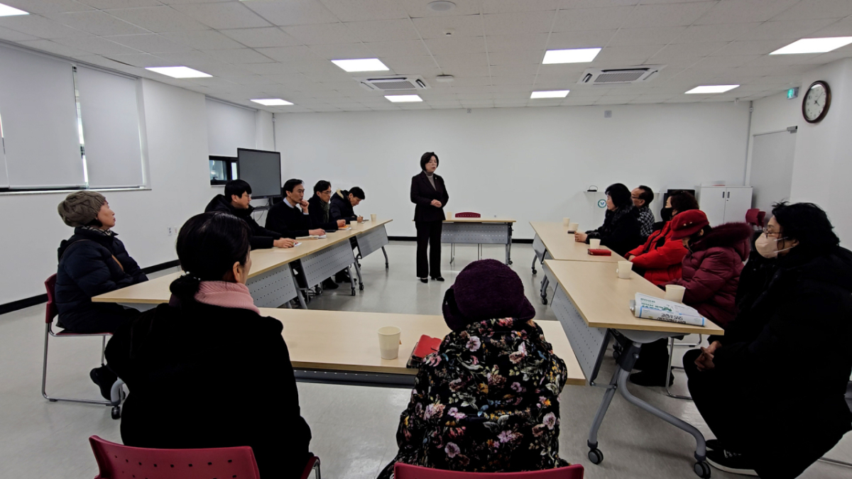굴다리시장 행정대집행 후 신 시장은 상인들과 간담회를 통해 사후 관리에 만전을 기했다./사진제공=과천시
