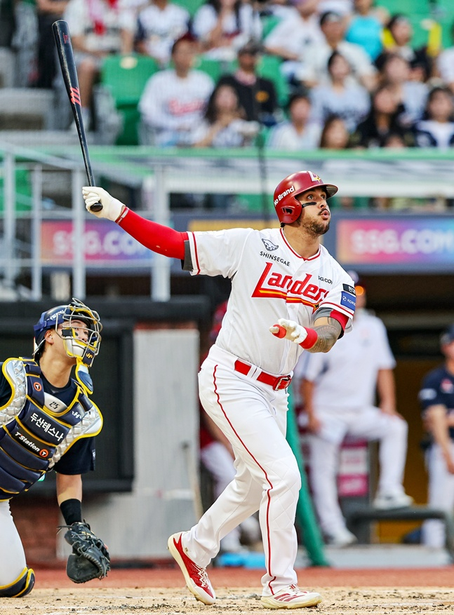 SSG 랜더스 블라이 마드리스(오른쪽)가 29일 인천 SSG랜더스필드에서 열린 두산 베어스와 2026 신한 SOL KBO리그 홈경기에서 3회말 역전 투런 홈런을 날리고 타구를 바라보고 있다. /사진=SSG 랜더스 제공